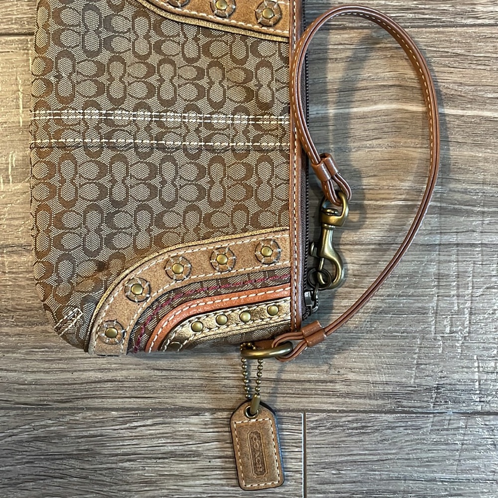 Coach Wristlet. Brown color - Picture 2 of 3